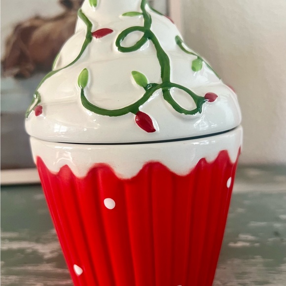 10 Strawberry Street Ceramic Canister with Airtight Lid Cupcake Christmas Lights - Picture 1 of 8